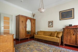 Kambarys su medine spinta ir sofa