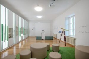 Šviesi ekspozicijos erdvė su interaktyviais stendais