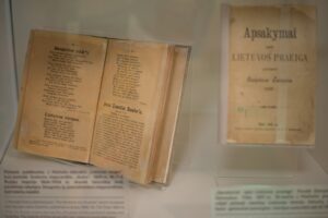 Atversti Maironio „Apsakymai“ vitrinoje