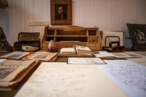 Rašomasis stalas su rankraščiais ir dokumentais